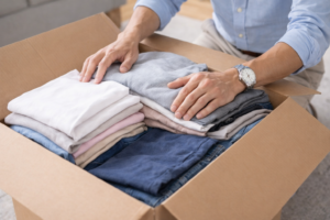 大量のメンズ服が段ボールにきれいにたたまれて届いた様子