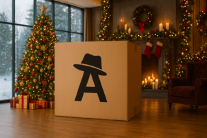 豪華なクリスマス装飾の部屋の中央に、Assistantのロゴが描かれた巨大な段ボール箱が置かれているシーン。窓の外には雪景色が広がっている。