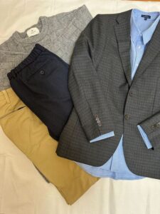 オフィスカジュアルコーデが綺麗な布の上に広げて並べてある