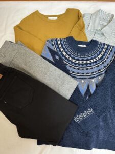 休日コーデがきれいなテーブルの上に並んでいる状況